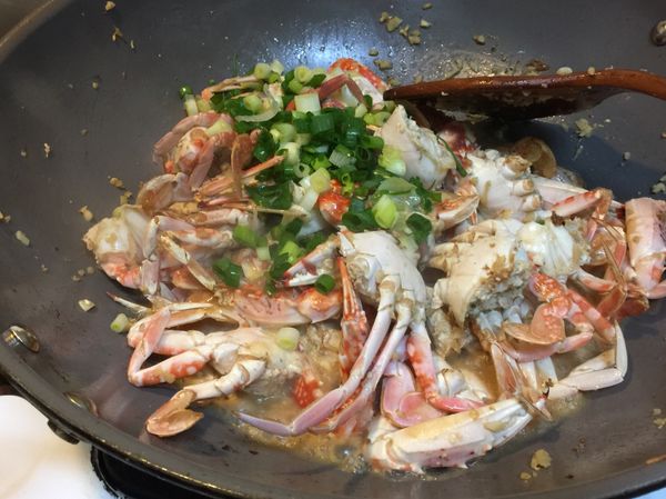 倒入[步驟9]預留的高湯將螃蟹煮滾（味道太淡的可酌加醬油），再加入[步驟５]的蛋液炒勻，最後再撒下蔥花即可