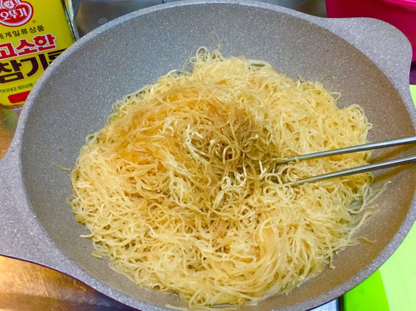 燜透的粉絲裡加入[調味料②]拌勻