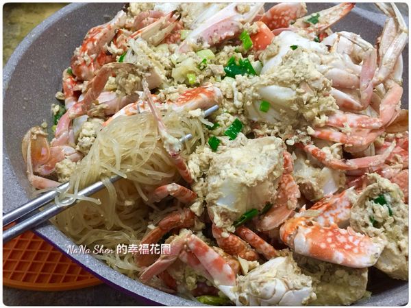 將[步驟10]炒熟的螃蟹舖在粉絲上即可。