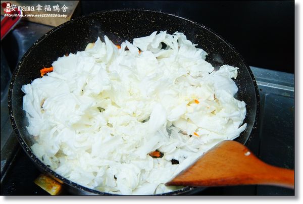 放入切好的白菜。