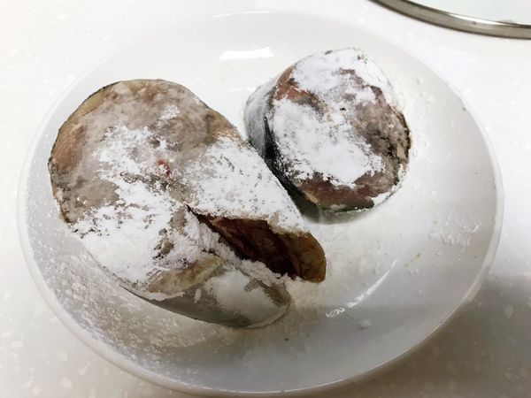 魚肉醃製完成後，用廚房紙吸乾水分，然後均勻的塗抹一層生粉。生粉不要塗抹太厚，否則吃起來有很重的粉味。（要吸乾水分，不然煎的時候油會彈得很厲害）