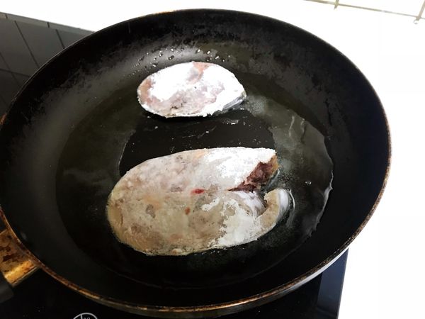 油燒熱後，用中火煎魚。魚放下去時要慢慢來，不然熱油會彈起。另外，要等油夠熱後才放下魚，這樣魚才不會沾鍋。