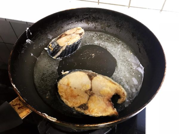 每一面各煎大概1分鐘，然後把魚夾起來，煎一下魚皮的部分。（魚片不能煎太久，否則肉質會變得很硬）