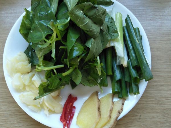 蔥2隻，蒜頭4-5顆壓扁，薑3片，辣椒一小根。（辣椒看個人喜好，多或少）