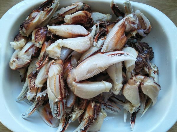 蟹腳，洗淨，拍微裂痕。