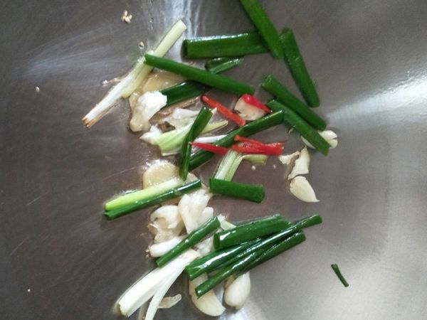 熱鍋放3大匙的油，炒辛香料。