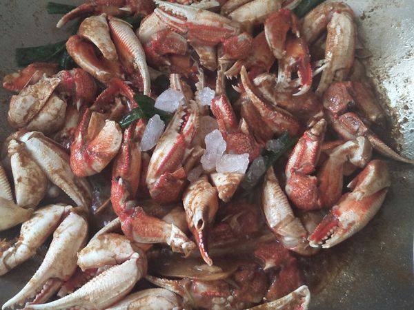 把蟹角炒一會兒，把3大匙沙茶醬，3大匙米酒，素蠔油2大匙，醬油2大匙，冰糖少許。