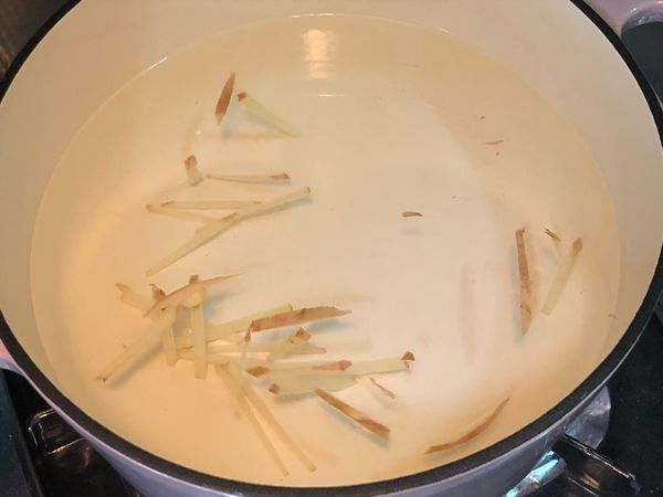 起約1公升的水放入薑絲煮滾