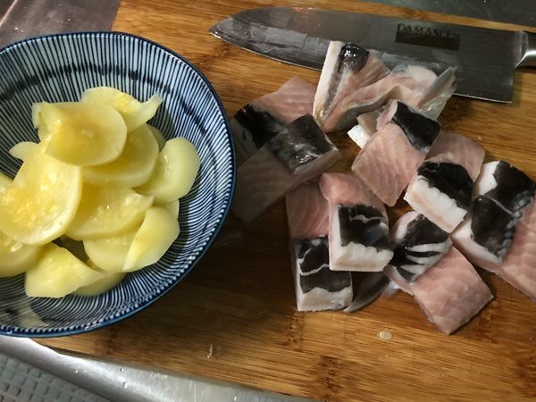 1.碗中切片西瓜綿的量是步驟1的一半
2.虱目魚肚切塊狀