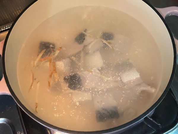 薑絲湯煮滾放入切塊的虱目魚肚煮個2～3分鐘左右