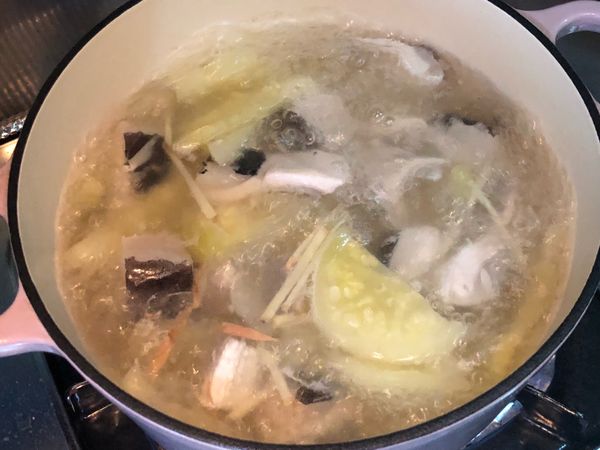 西瓜綿煮滾1分鐘左右，就可以調味跟下米酒，阿爸特別交代西瓜綿煮滾個1.5～2分鐘左右，才能保有脆脆的口感