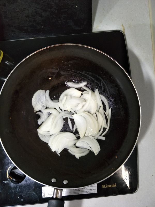 用米酒醃蝦子去腥味，熱油鍋炒香洋蔥。