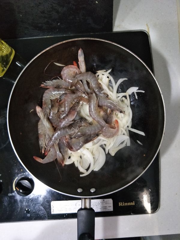 加入蝦子翻炒。