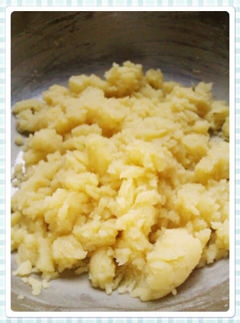 **材料a中小火加熱煮滾(間接攪拌,防油水溶合,噴油過甚)
**材料b快速倒入a攪拌(糊化,才離火)