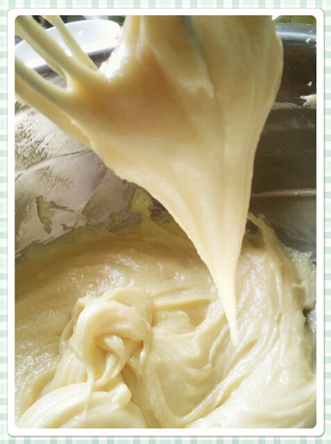 **離火攪拌降溫至60度(攪拌盆下可墊~濕抹布~幫助降溫),再將材料c ~分次倒入~用電動打蛋器~攪拌均勻(每次加入拌勻再加蛋液)**攪拌到拉起麵糰呈三角尖型即可