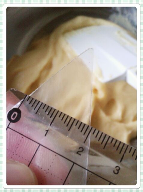 將麵糰裝入擠花袋(若沒擠花袋,也可用三明治塑膠袋代替,
袋口剪掉2公分寬)