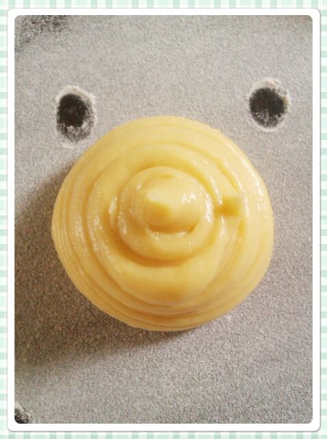 **烤盤先塗一層薄奶油,再灑上高筋麵粉,並量出每個距離5.5公
分, 再間格擠上麵糰(麵糰會大到6~7公分)**進烤箱30分鐘(上火200度/下火190度)**出爐後,待冷卻