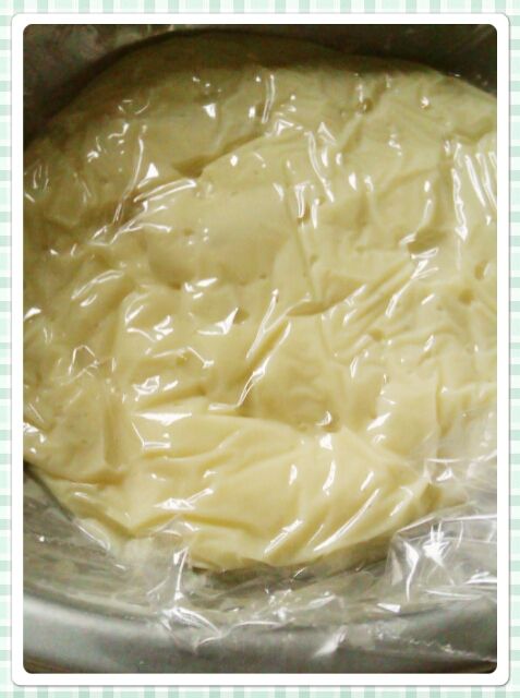 奶油餡表面用保鮮膜貼住,再入冰箱冷藏1小時