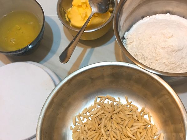 準備所以食材，奶油隔水加熱，讓他融化，不停攪拌，防止燒焦