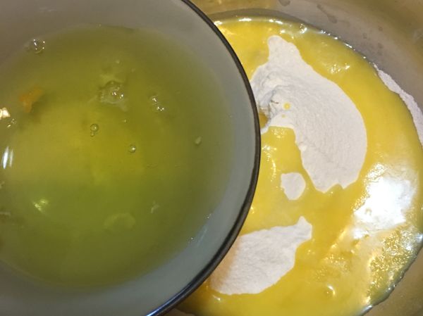 將麵粉與糖粉過篩，在加入蛋白，分批次慢慢加入