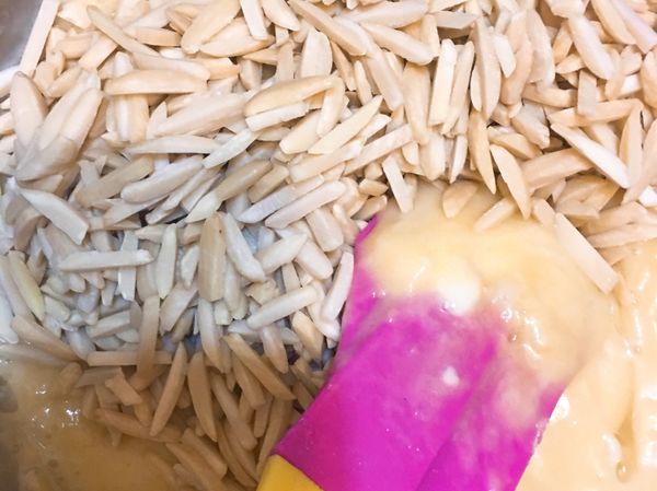 加入杏仁條，攪拌均勻