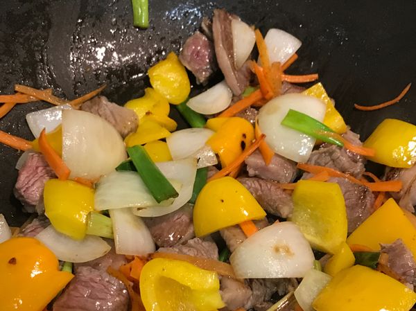 炒熟淋上醬汁即可上桌