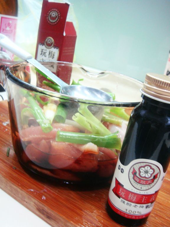 將醃料放進去，幫雞肉稍微按摩一下