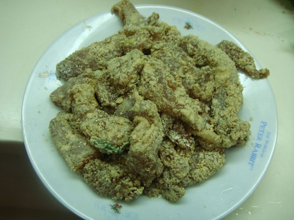 將醃好的雞肉冰到冰箱，至少冰4小時-1天。拿出來後沾上番薯粉，擺這讓他稍微反潮