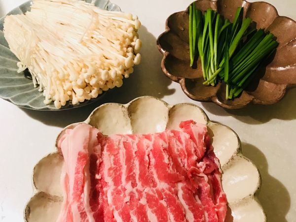 將金針菇和韭菜都切成一小段，備用！我這次金針菇沒切，只切韭菜段⋯看各人喜好！