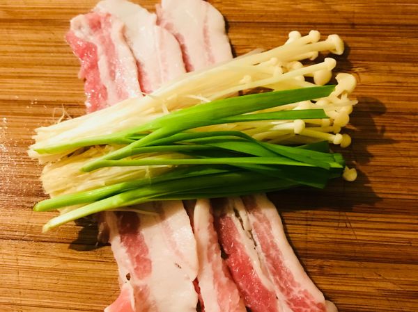 取2～3片豬五花，放上韭菜和金針菇⋯準備捲起來！