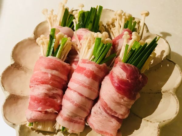 捲好如上圖～將收口朝下，等一下煎的時候，比較不會散開！