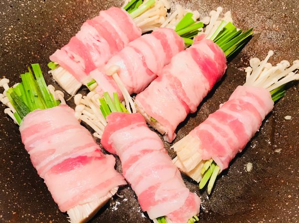 熱鍋，放少許油⋯將捲好的豬肉捲下鍋用小火煎到兩面金黃焦香，記得ㄧ開始煎，豬肉捲收口朝下喔，這樣煎好的豬肉捲不容易散開！