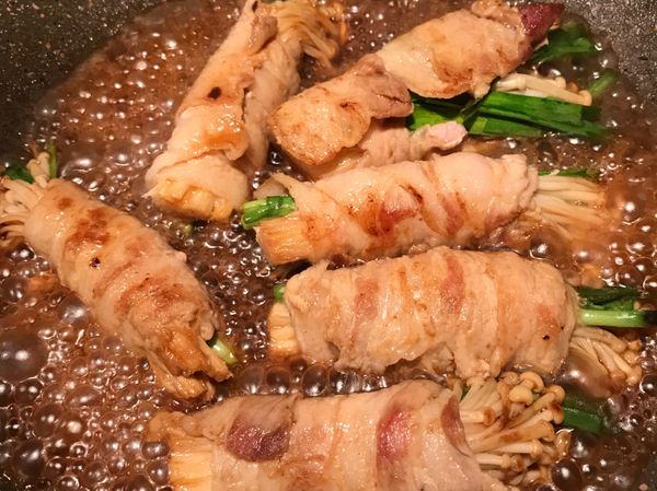 利用剛鍋內煎肉少許的油⋯下剛調好的醬汁，稍煮香後，下煎好的豬肉捲⋯燒至入味！
燒的時後，可以用長筷子將豬肉捲兩面都翻ㄧ下，讓豬肉捲均勻上色！
起鍋前⋯淋上太白粉水勾薄芡，再淋上香油，完成！留些醬汁等下用的到！