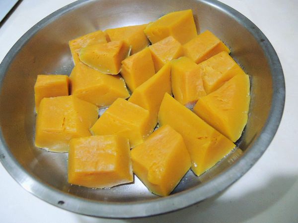 南瓜皮削掉切成小塊,放入電鍋蒸熟(約10分左右,用筷子插看看有沒有熟)