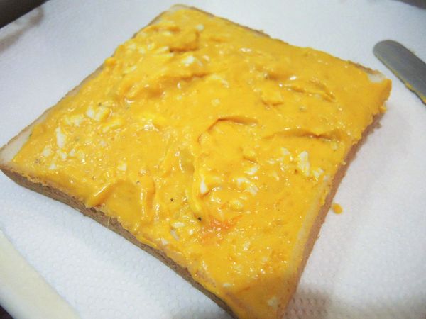 土司第一層抹上沙拉