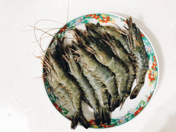 草蝦用剪刀將背剪開去腸泥（剪開料理時也比較入味）。