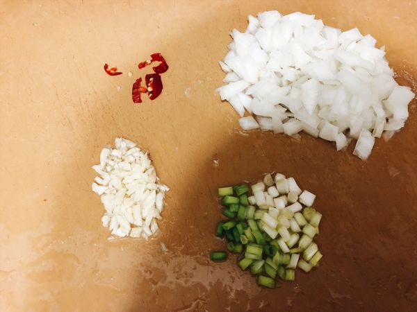 備料：
依序將
1.蒜頭（七小瓣）切成蒜末。
2.切蔥（兩支），分為蔥白與蔥綠。
3.切辣椒（半條），去籽辣度比較不會過高。
4.切洋蔥（半顆），切為洋蔥丁。
*洋蔥不想拌飯，份量可更改為切四分之一顆