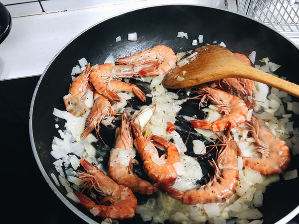 加入水約兩匙（比較不會太乾），放入奶油（一塊），將奶油拌炒至融化，加入米酒（一匙），再加入鹽（一小匙）、黑胡椒（少許）調味，即可起鍋。