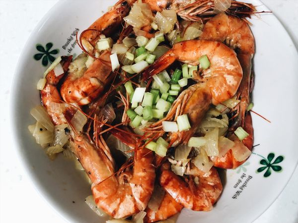 灑上蔥綠完成料理。