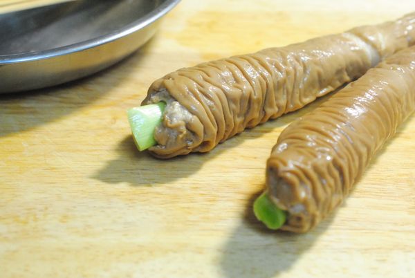 青蒜直接塞進豬大腸裡.(若無青蒜,改用青蔥也可以,只是青蔥質地較軟,可能不是很好塞).