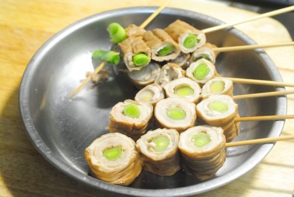 將大腸切成適當寬度,再用竹籤串起.(竹籤先以熱水燙過).