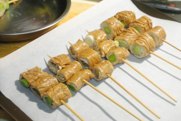 放入烤盤.
烤箱先預熱,先行將大腸以180度,烤約15分鐘,拿出烤箱後,先將一面刷上烤肉醬,再放入烤箱烤3~5分鐘,拿出後,另一面再刷上烤肉醬,放入烤箱烤約3~5分鐘.
(烤肉醬鹽度不一,各烤箱溫度不一,請自行斟酌)