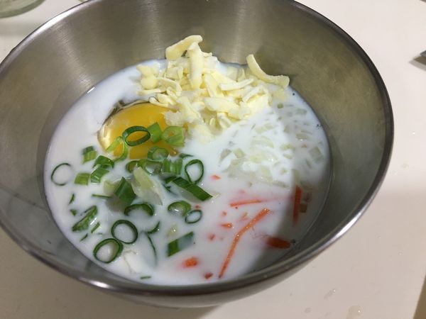 先備好料攪拌均勻備用
（紅蘿蔔、洋蔥丁、蔥花、乳酪絲、牛奶、蛋）
