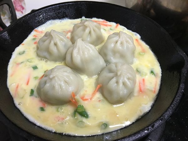 5分鐘後開蓋，平均倒入煎蛋材料