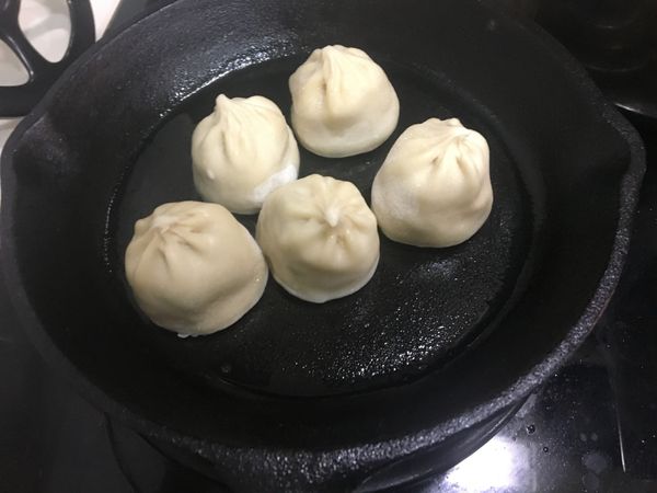 熱鍋放油，油熱放入湯包
淋上一點水蓋上鍋蓋5分鐘