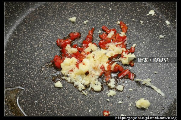 辣椒去籽，不怕辣可以不用去籽，與蒜末炒香。