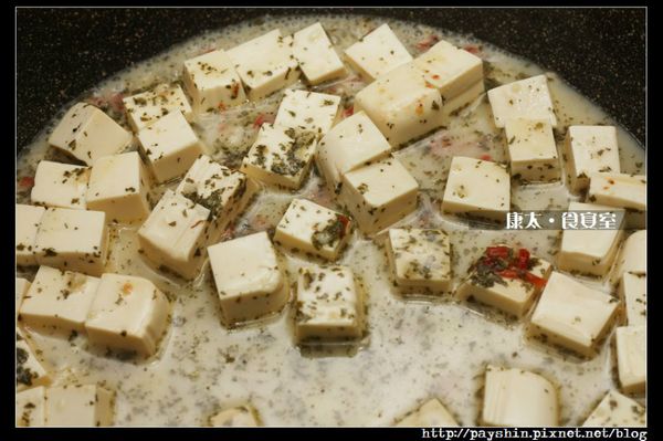 加入豆腐、牛奶、乾香草葉煮滾，用鹽調味。