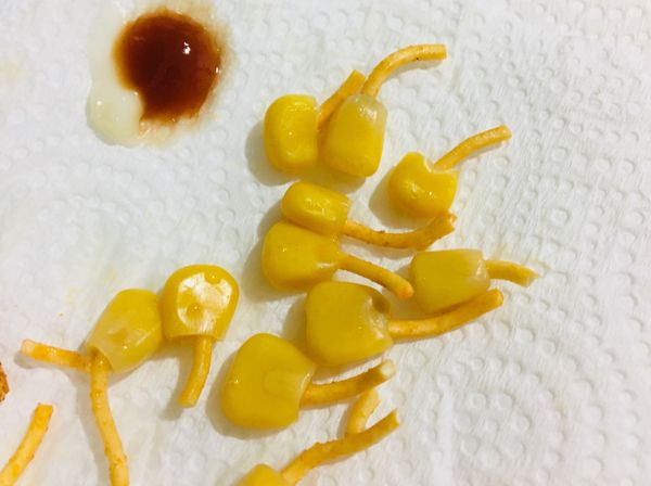 等待同時，製作玉米嘴巴
我用點心餅固定