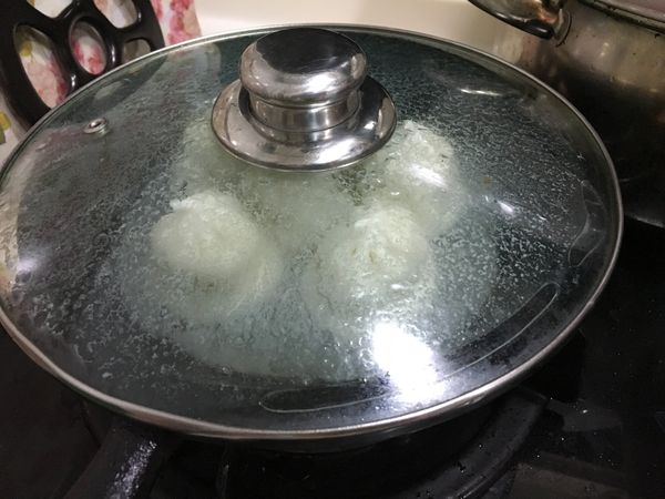 用中小火悶煮5分鐘