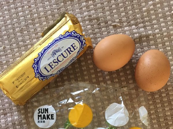 準備食材奶油與雞蛋